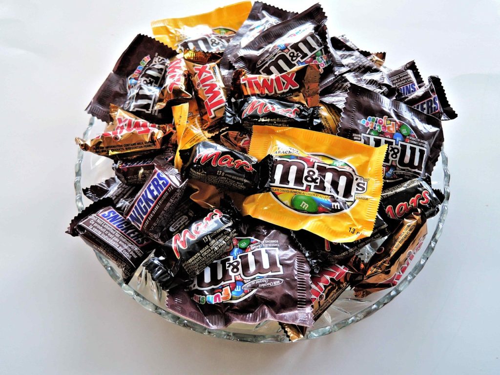 closeup of a bowl full of candy snack packs.